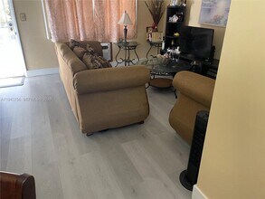 101 NW 204th St in Miami Gardens, FL - Foto de edificio - Building Photo