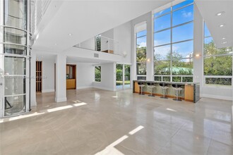 51 Island Dr, Unit 51 in Key Biscayne, FL - Foto de edificio - Building Photo