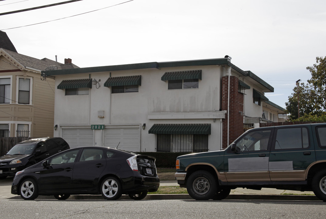 2121 E 17th St in Oakland, CA - Foto de edificio