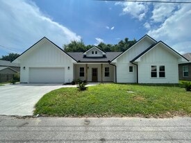 1321 Cedar Ave S in Niceville, FL - Building Photo