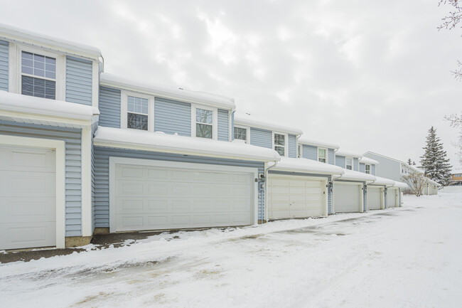 28 Berwick Cres NW in Calgary, AB - Building Photo - Building Photo