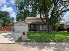8606 Carriage Creek Dr in Houston, TX - Building Photo
