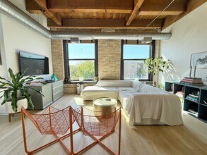 2511 W Moffat St in Chicago, IL - Building Photo - Building Photo