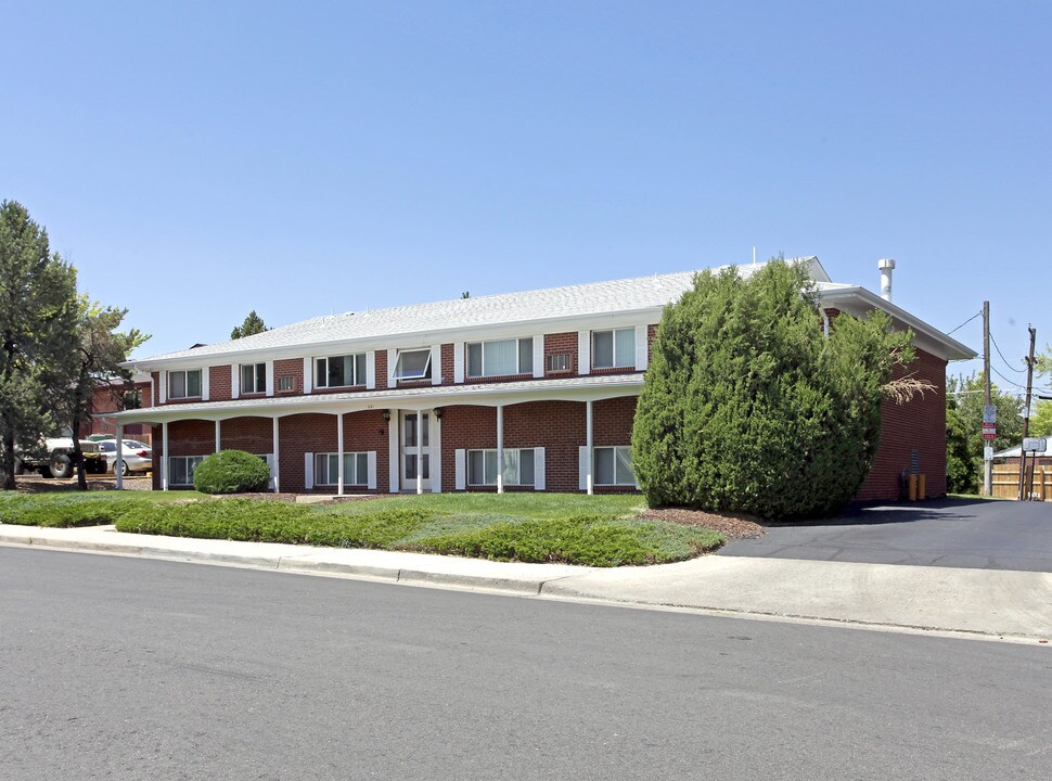 Geneva Apartments in Aurora, CO - Building Photo