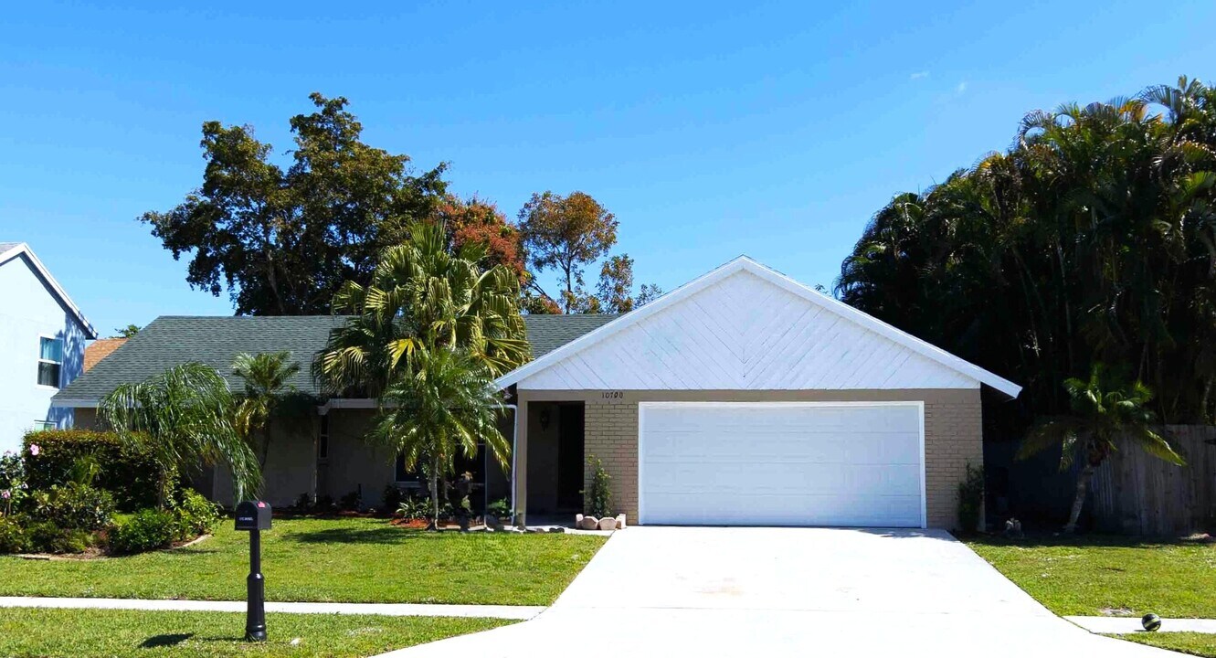 10700 Kasmir Ct in Boynton Beach, FL - Foto de edificio