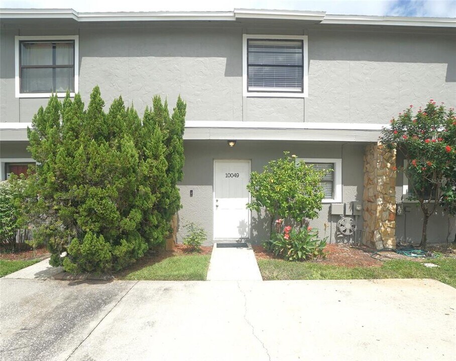 10049 Lake Oak Cir in Tampa, FL - Building Photo