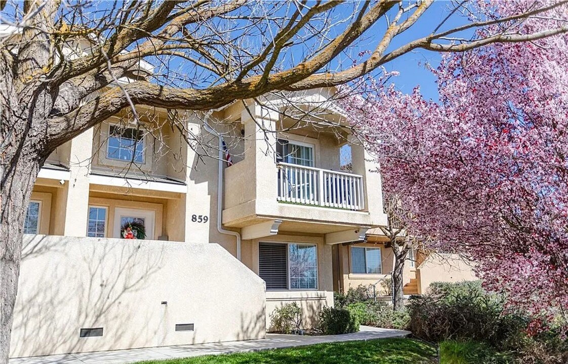 859 Marlbank Pl in Paso Robles, CA - Foto de edificio
