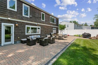 691 Wilmot Rd in Scarsdale, NY - Foto de edificio - Building Photo