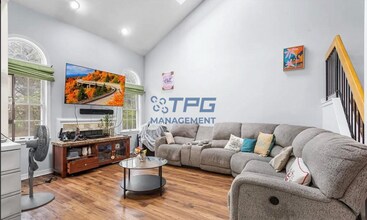 43 Dorchester Dr in East Brunswick, NJ - Building Photo - Building Photo