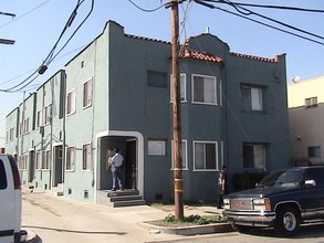 725 Orange Ave in Long Beach, CA - Building Photo - Building Photo