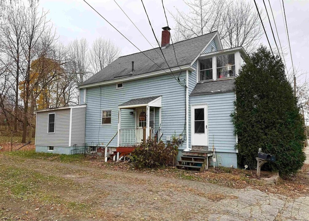 17 2nd St, Unit Apt A in Somersworth, NH - Building Photo