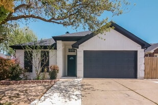 6101 Rising Meadow Dr in Arlington, TX - Building Photo