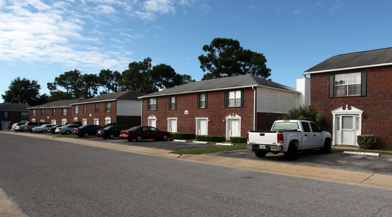 Charleston Manor in Pensacola, FL - Building Photo