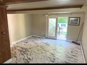 15012 Cordell Ave in Woodbridge, VA - Foto de edificio - Building Photo