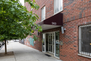 950 Willoughby Ave in Brooklyn, NY - Foto de edificio - Building Photo