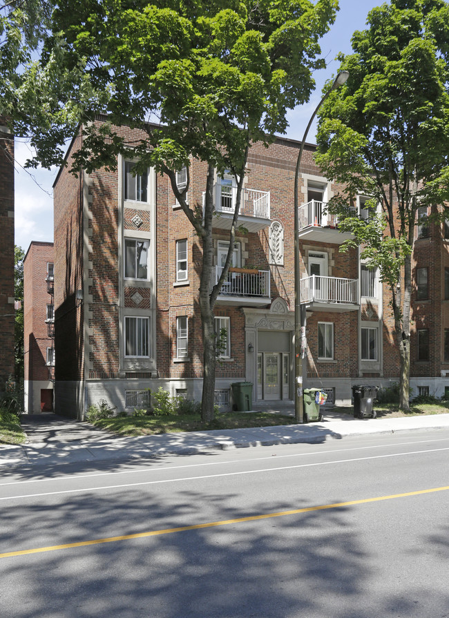 2425 Édouard-Montpetit in Montréal, QC - Building Photo - Primary Photo