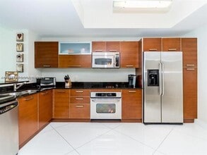 3330 NE 190th St in Aventura, FL - Building Photo - Building Photo