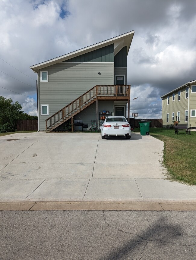 801 Hallie Cv, Unit B in Lockhart, TX - Building Photo - Building Photo