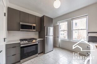 3051 W Medill Ave, Unit 2B in Chicago, IL - Building Photo