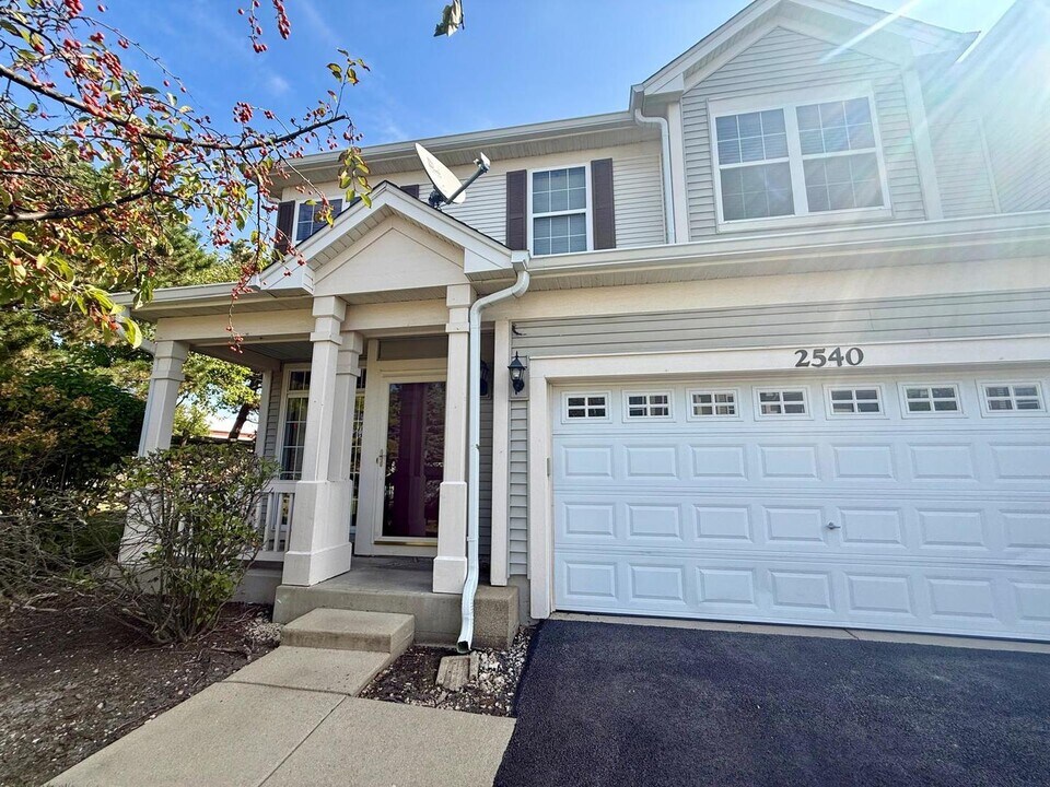 2540 Hillsboro Blvd in Aurora, IL - Building Photo