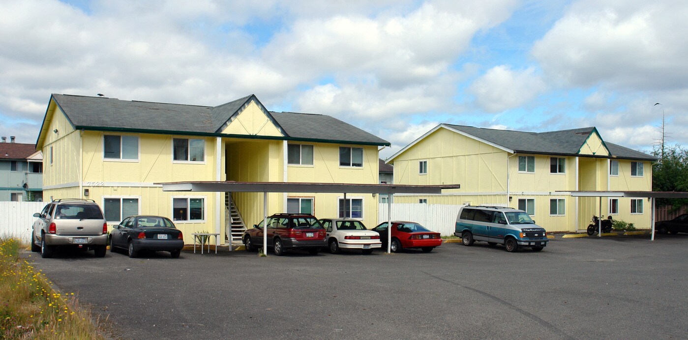 7520-7619 10th Ave. Ct E in Tacoma, WA - Foto de edificio