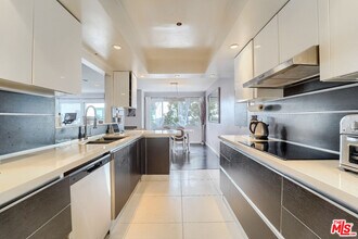910 S Holt Ave in Los Angeles, CA - Building Photo - Building Photo