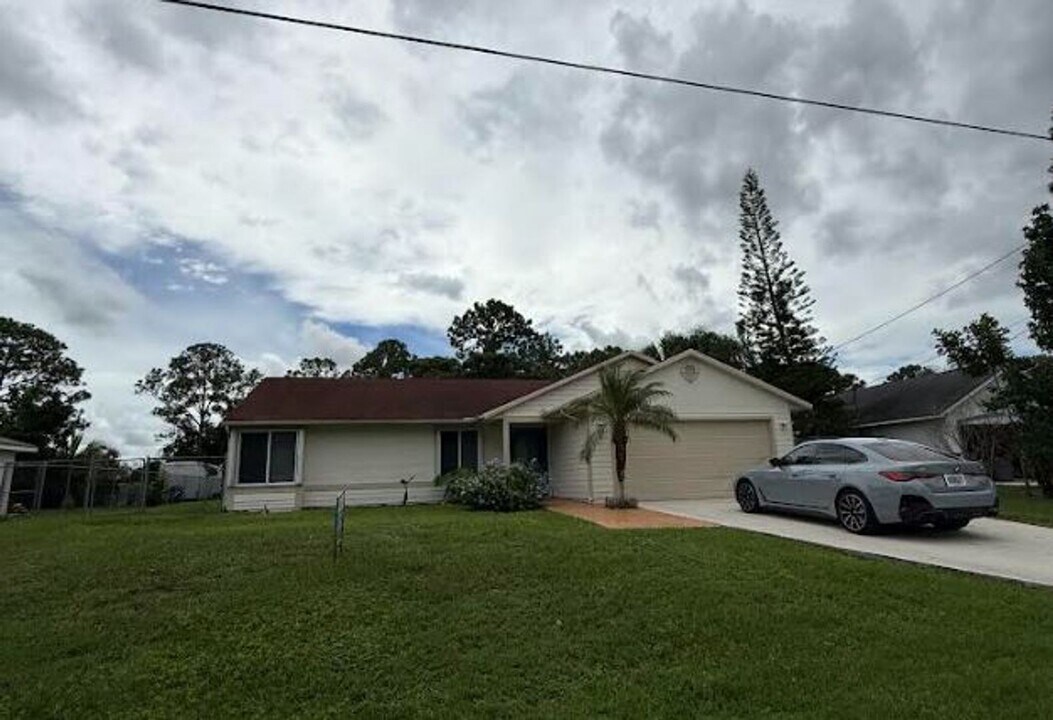 1374 SW Hunnicut Ave in Port St. Lucie, FL - Building Photo