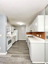 7137 W Friendly Ave, Unit D in Greensboro, NC - Building Photo - Building Photo