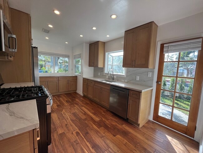 2802 Delaware Ave in Santa Monica, CA - Foto de edificio - Building Photo