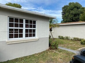 700 SW 5th Ct in Hallandale Beach, FL - Building Photo - Building Photo