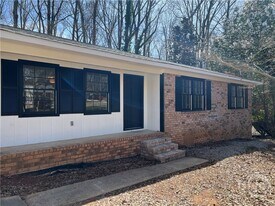 1051 Crooked Creek Rd in Watkinsville, GA - Building Photo