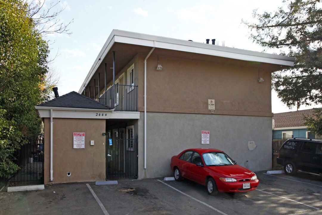 2444 Empress St in Sacramento, CA - Building Photo