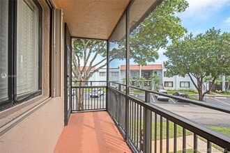 320 Racquet Club Rd, Unit 204 in Weston, FL - Building Photo - Building Photo
