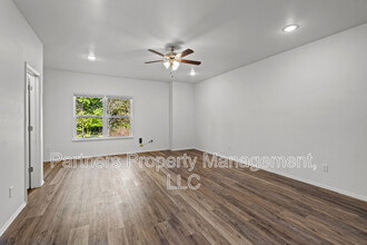 777 S Benchmark Ln in Fayetteville, AR - Foto de edificio - Building Photo