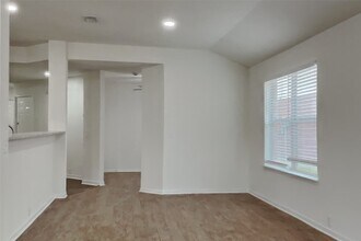 10414 Falling River Dr in Houston, TX - Building Photo - Building Photo