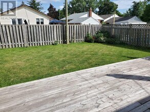 412 Mountainview Dr in Milton, ON - Building Photo - Building Photo