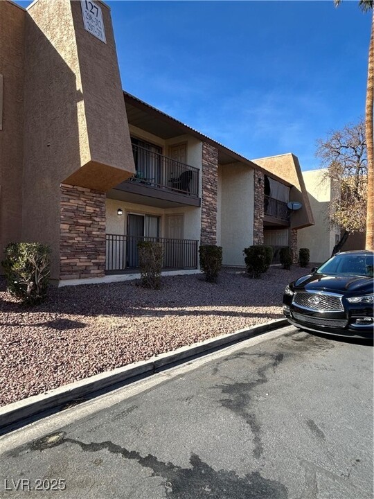 5350 River Glen Dr in Las Vegas, NV - Building Photo