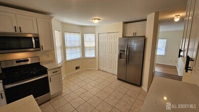 405 Cobblestone Ct in Monmouth Junction, NJ - Foto de edificio - Building Photo