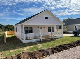 411 N Holland St in Bellville, TX - Building Photo