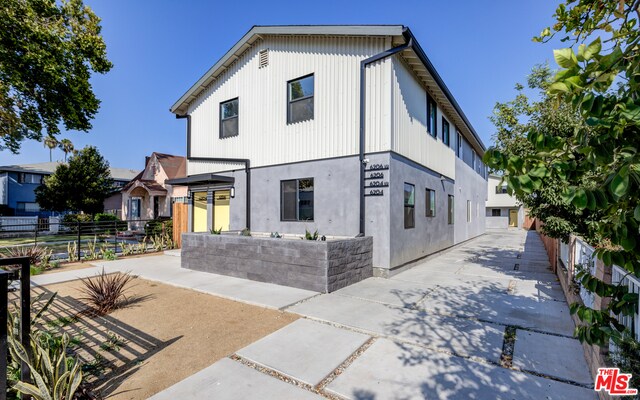 6204 Brynhurst Ave in Los Angeles, CA - Building Photo