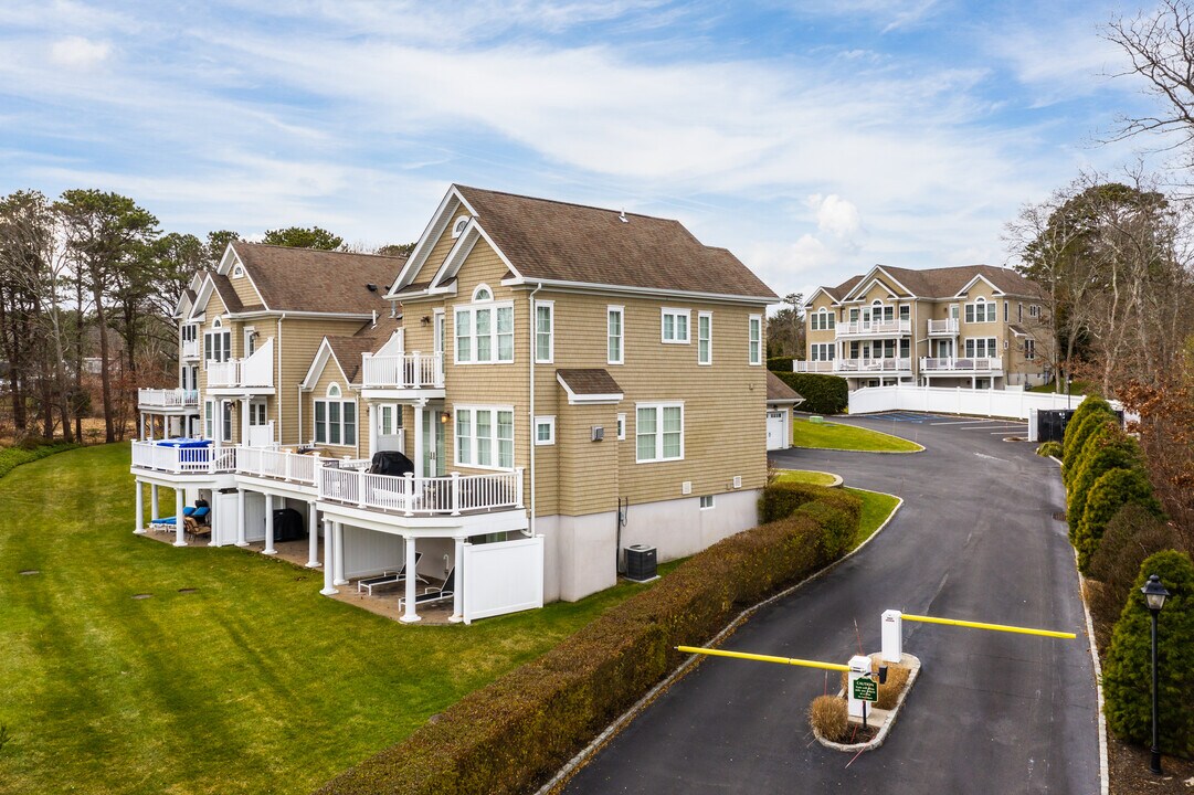 20 Canoe Place Rd in Hampton Bays, NY - Building Photo