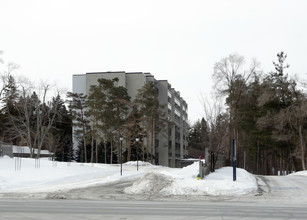 Park Lane Towers in Cambridge, ON - Building Photo - Building Photo