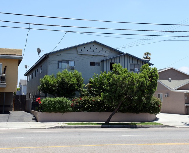 6924 Woodley Ave in Van Nuys, CA - Building Photo - Building Photo