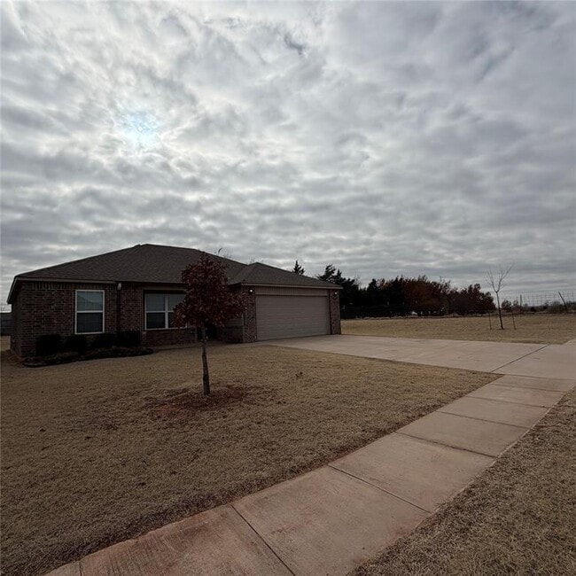 2044 Autumn Way in Mustang, OK - Building Photo - Building Photo