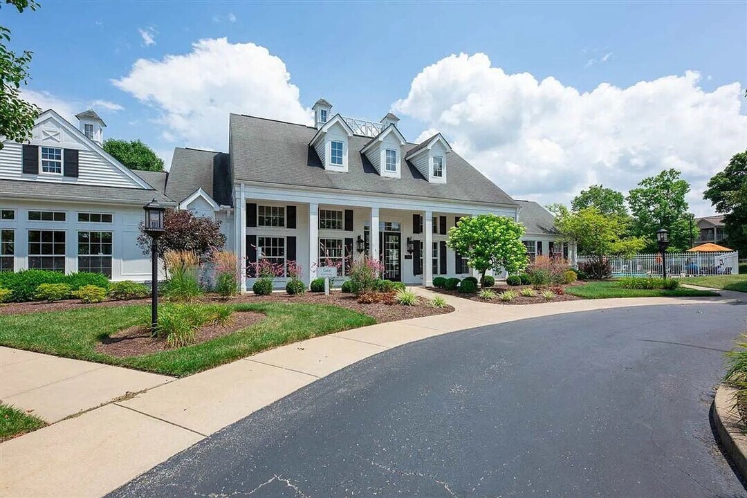 1800 Ashley Ct in Florence, KY - Building Photo