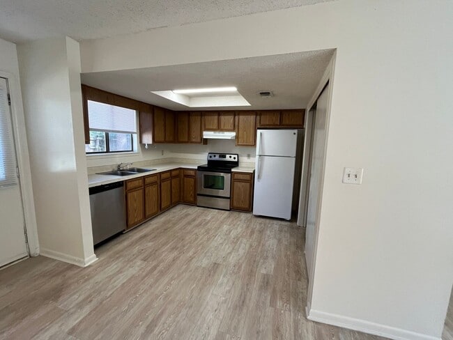 841 Meadow Ln