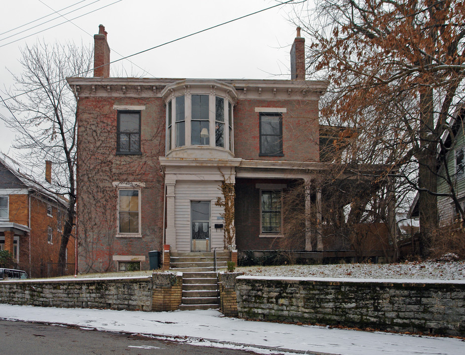 2210 Ohio Ave in Cincinnati, OH - Building Photo