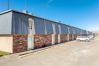 Whispering Palms in New Orleans, LA - Building Photo - Building Photo