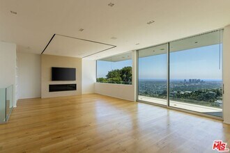 1853 Sunset Plaza Dr in Los Angeles, CA - Building Photo - Building Photo