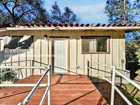 6489 Rainbow Heights Rd in Fallbrook, CA - Building Photo